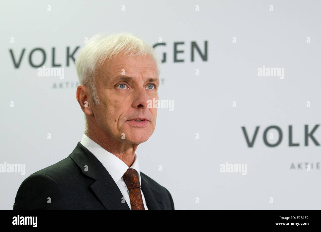 Datei - Matthias Müller, CEO von Volkswagen (VW) AG, spricht während einer Pressekonferenz im VW-Werk in Wolfsburg, Deutschland, 20. November 2015. Foto: JULIAN STRATENSCHULTE/dpa Stockfoto