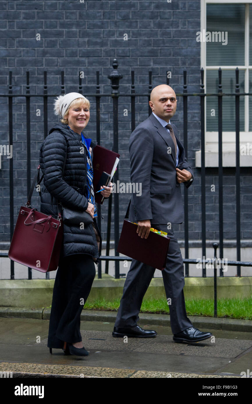 London, UK. 15. Dezember 2015. Anna Soubry MP, Minister für Small Business, Industrie und Unternehmen und Sajid Javid MP, Secretary Of State for Business, Innovation und Qualifikationen und Präsident des Board Of Trade fahren nach der wöchentlichen Kabinettssitzung in der Downing Street. Bildnachweis: Pete Maclaine/Alamy Live-Nachrichten Stockfoto