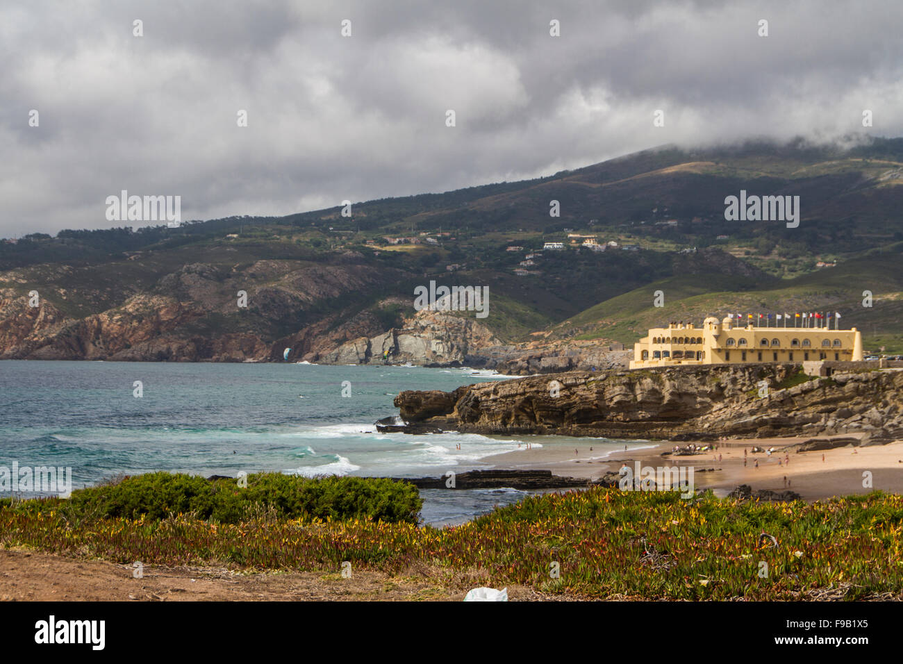 Die Wellen kämpfen über verlassene felsigen Küste des Atlantischen Ozeans, Portugal Stockfoto