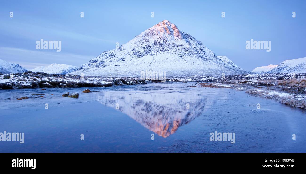 Ein Panorma Bild entnommen der Fluss Coupall in Glencoe in diesem Winter 2015 mit Blick auf eine Schnee beklebt Stob dearg Stockfoto