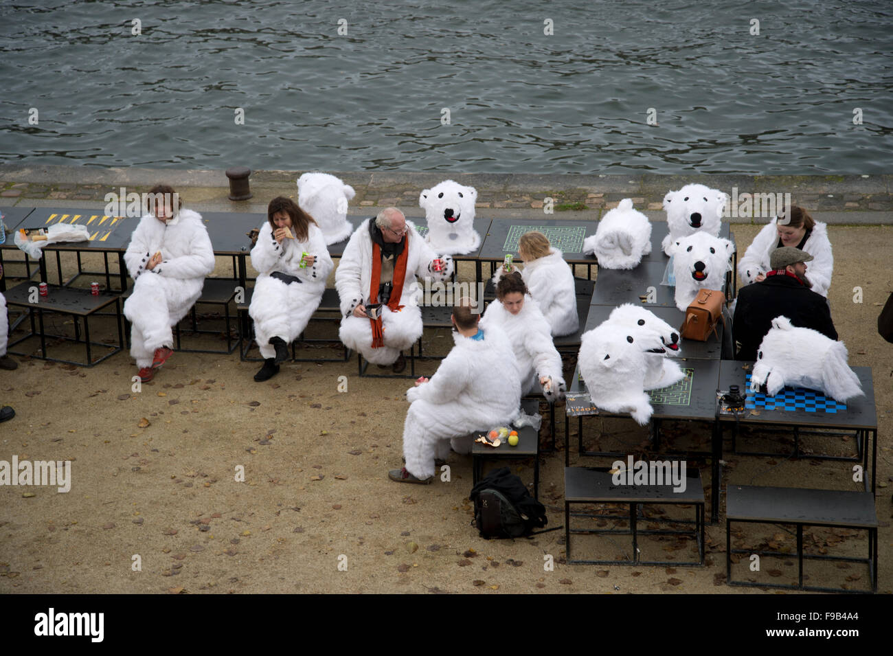 21 UN-Klimakonferenz COP. Eine Gruppe von dänischen Aktivisten gekleidet wie Eisbären koordiniert des dänischen Künstlers Jens Galschiot Stockfoto
