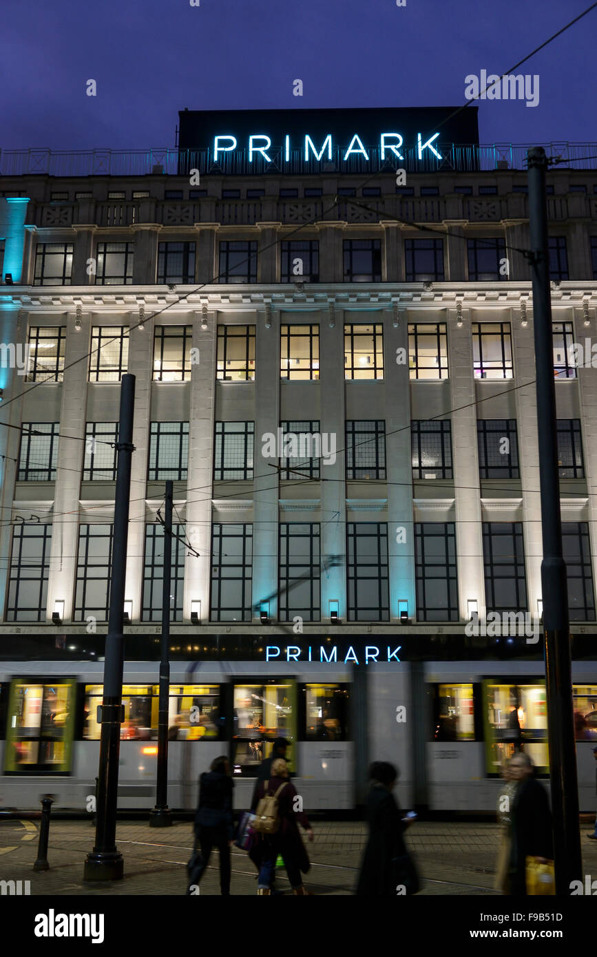 Primark in Piccadilly, Manchester in der Nacht Stockfotografie Alamy