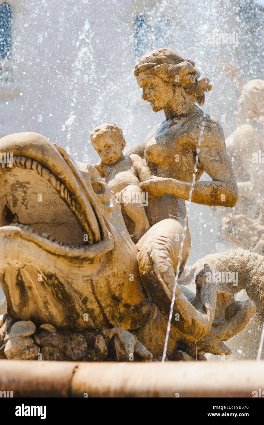 Artemis Brunnen Syrakus, Figuren in den Brunnen der Artemis in die Piazza Archimede in Ortigia, Siracusa, Sizilien. Stockfoto