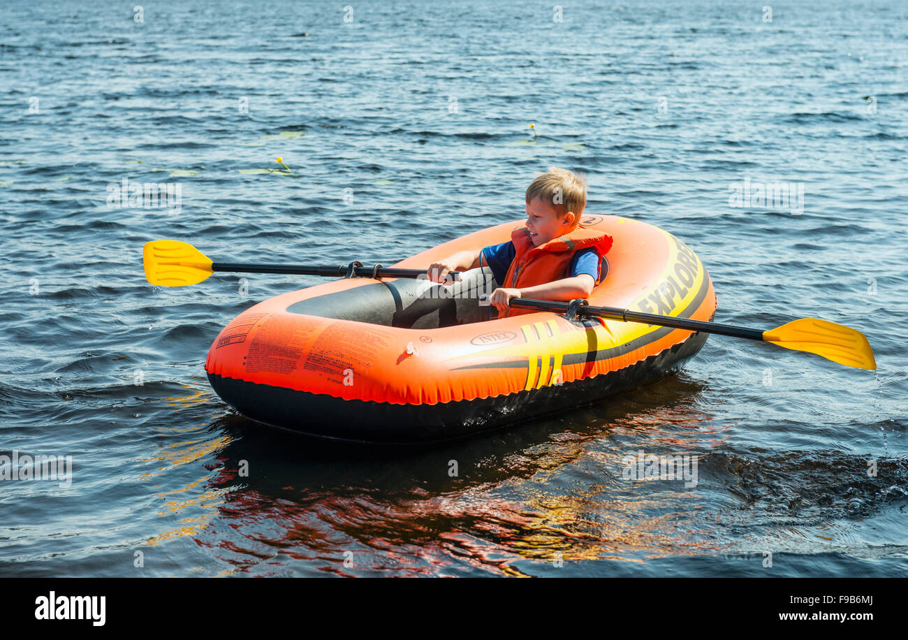 Junge im Schlauchboot Stockfoto