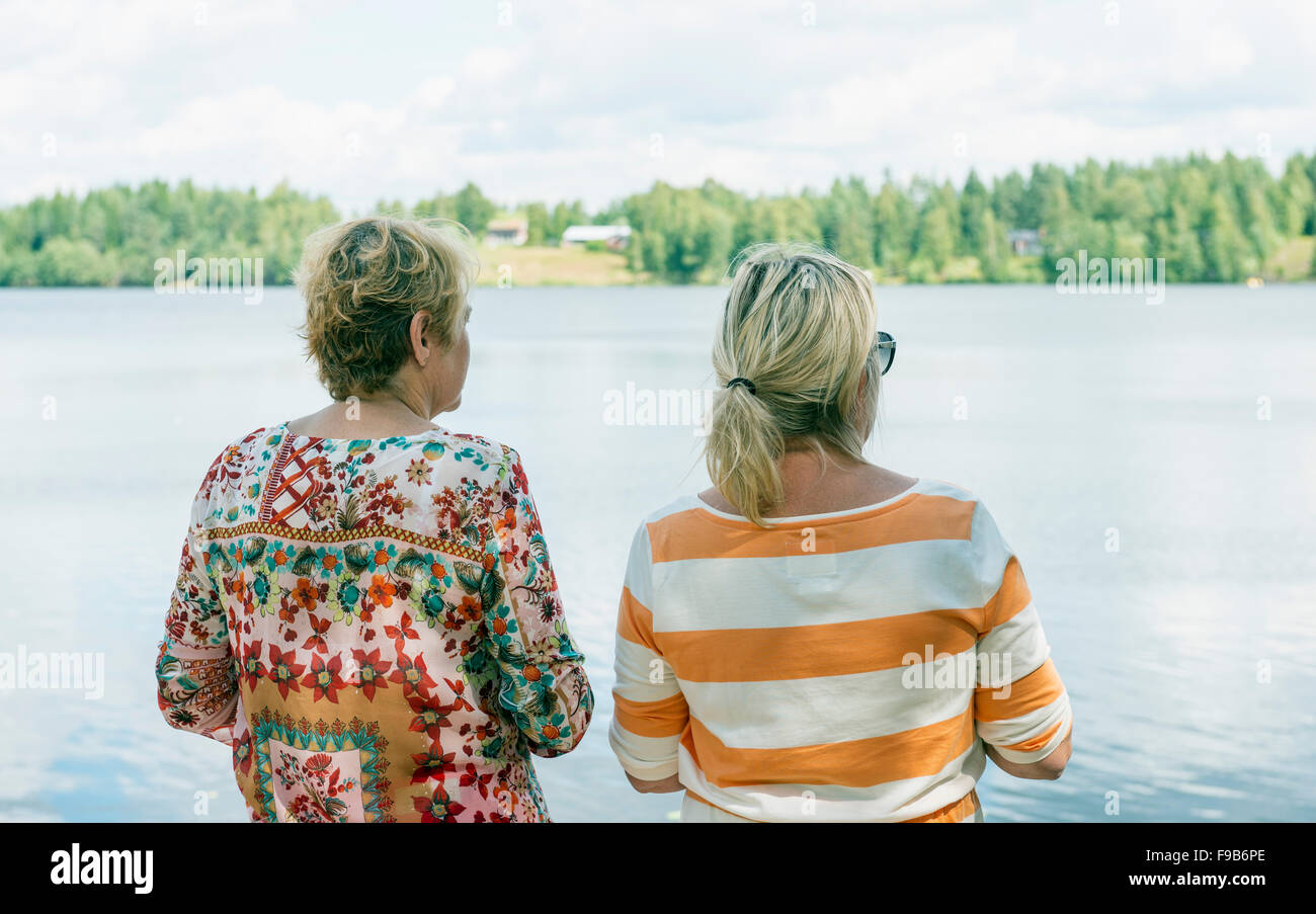 Frauen suchen bei Blick auf den See Stockfoto