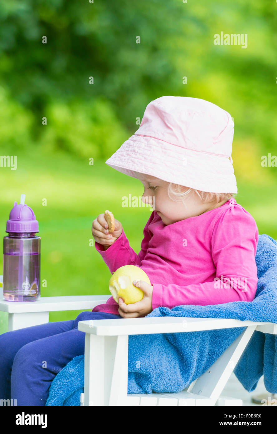 Junge Mädchen mit Apfel Stockfoto