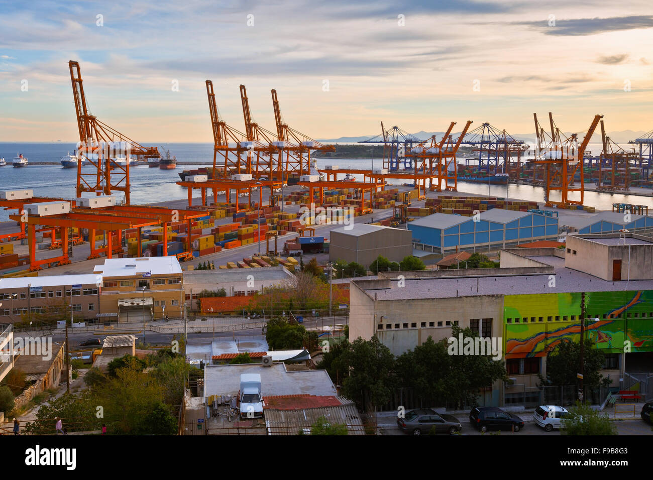 Blick auf Container-Hafen Piräus, Athen Stockfoto