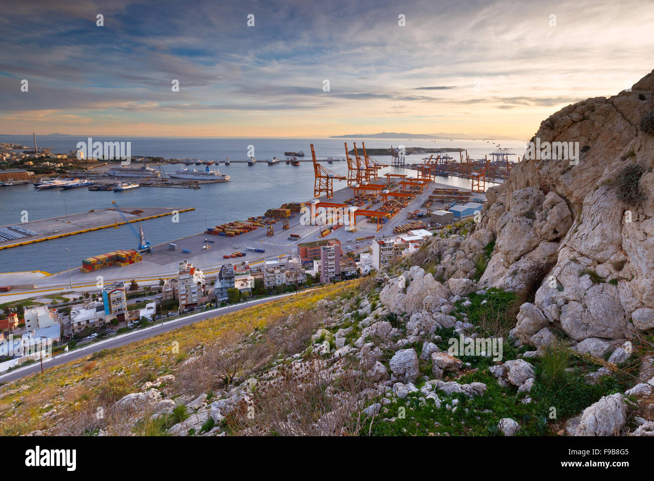Blick auf Container-Hafen Piräus, Athen Stockfoto