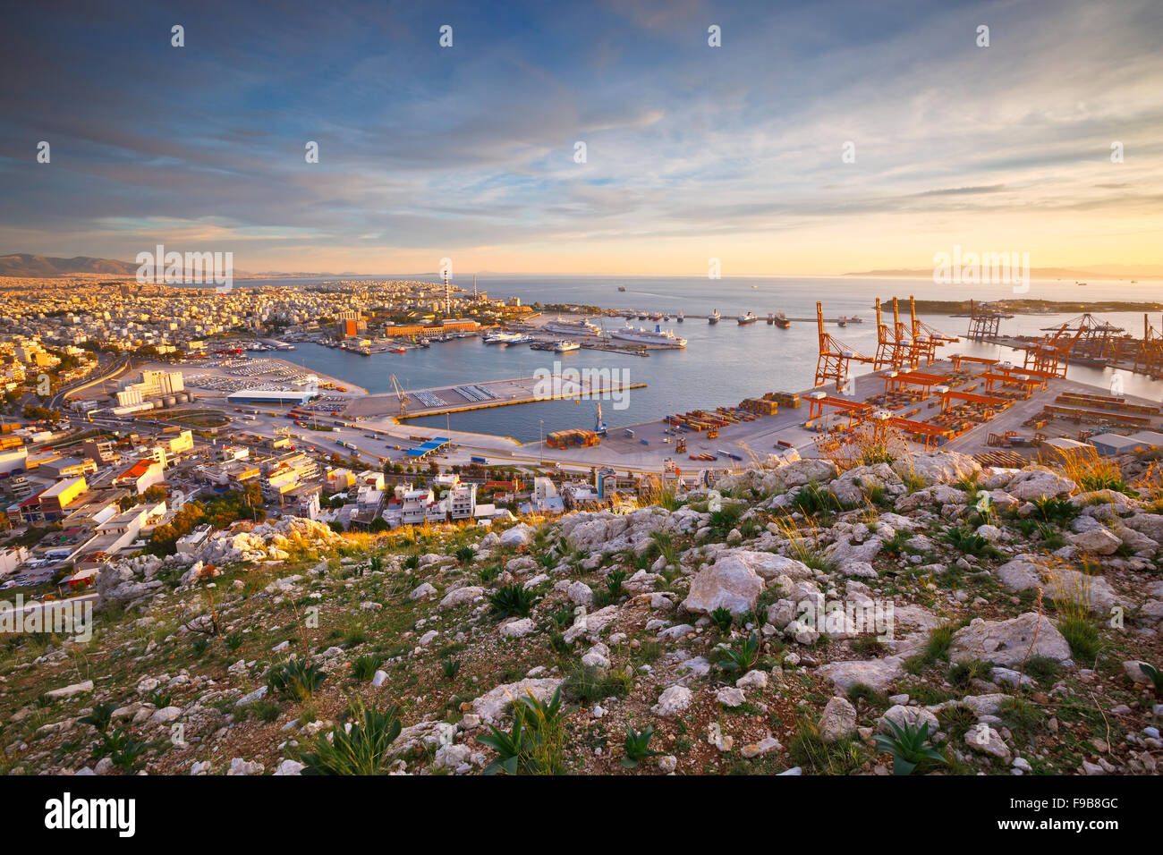 Ansicht des Hafens von Piräus in Athen von den Ausläufern des Gebirges Aegaleo Stockfoto