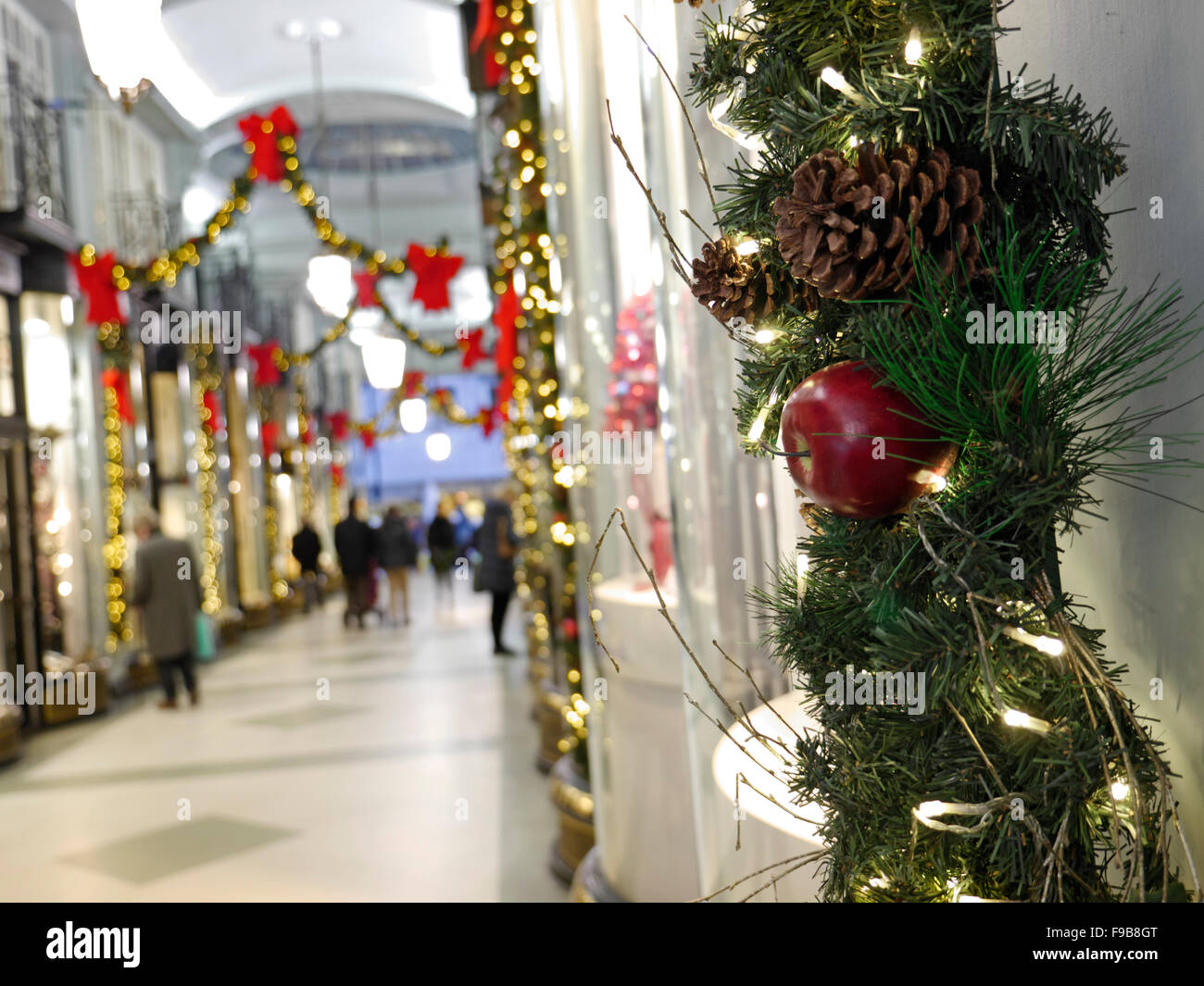 Die Piccadilly Arcade mit traditionellen Weihnachtsschmuck und Shopper in b/g Piccadilly London UK Stockfoto