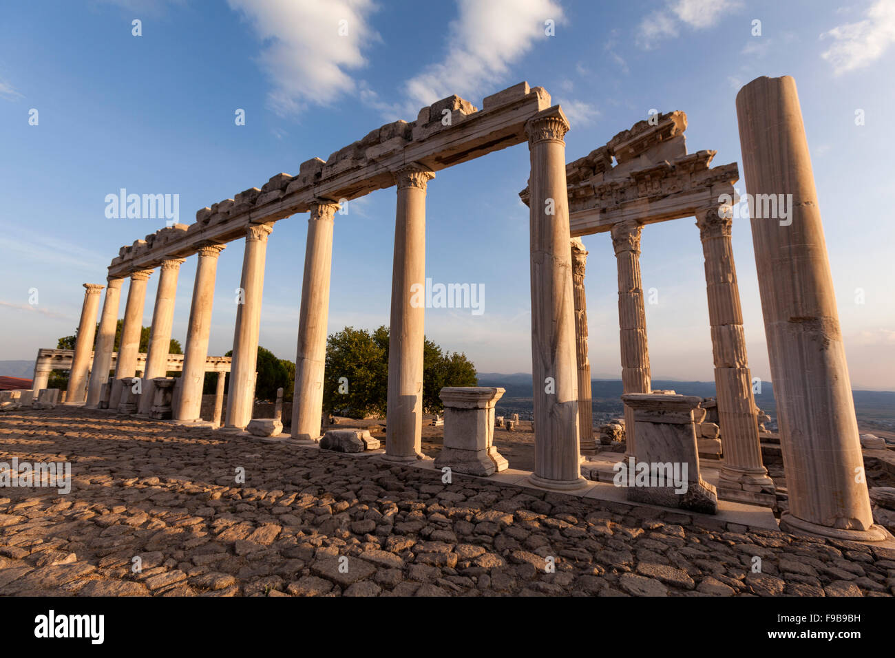 Kolonnade im Tempel des Trajan auf Pergamon Akropolis, eine antike griechische Stadt Stockfoto