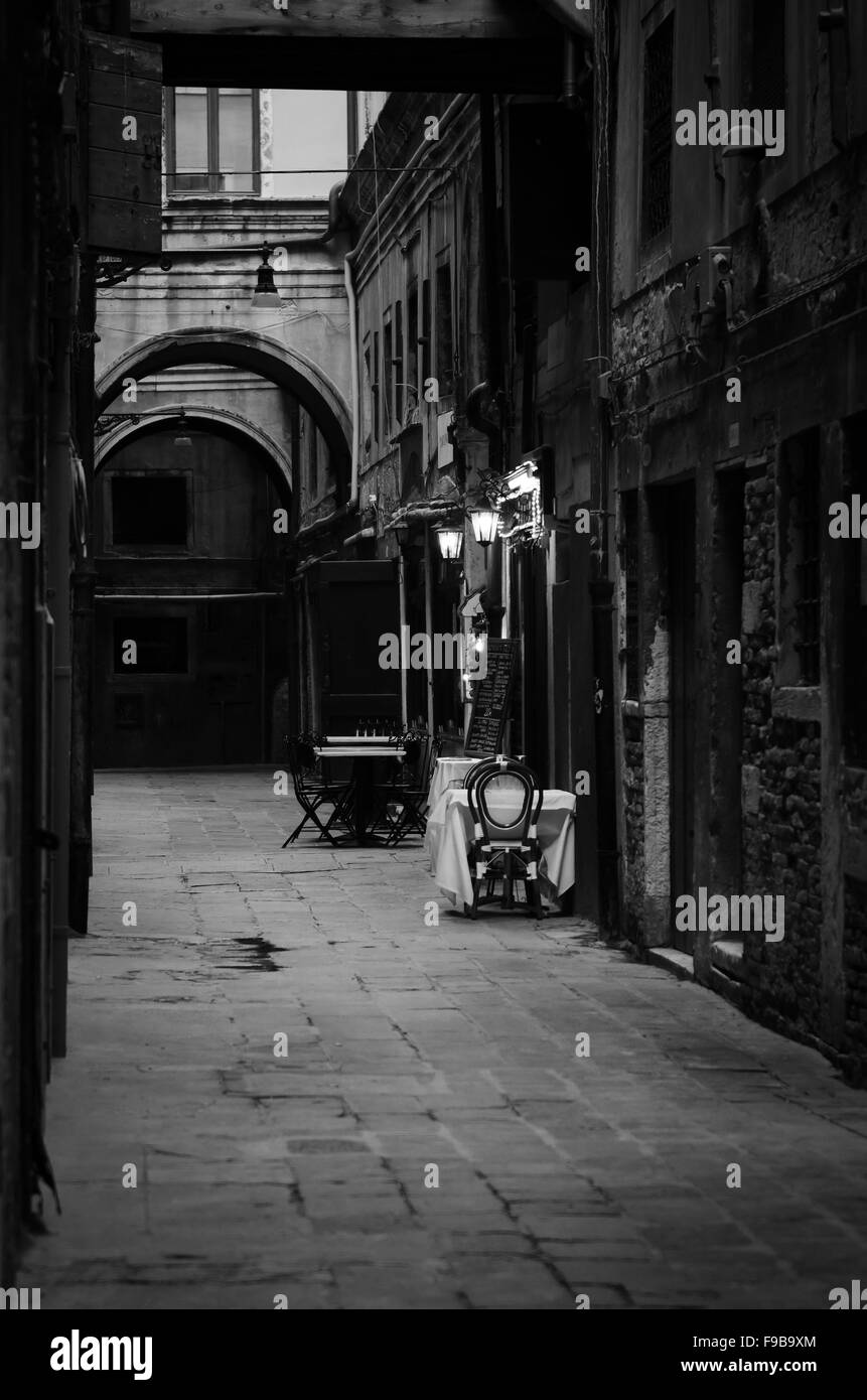 Restaurant in einer Gasse in Venedig Stockfoto