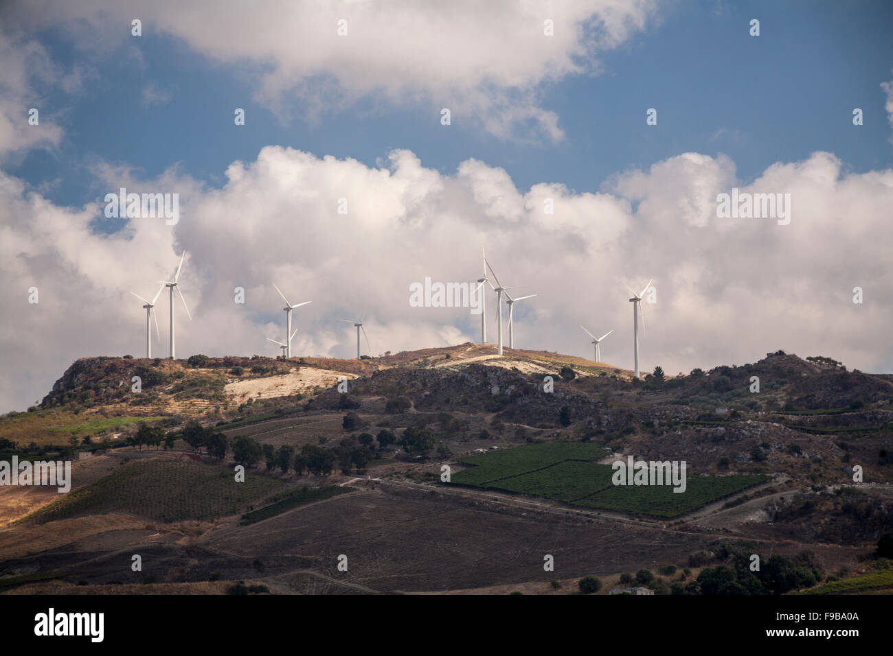 Sardische Landschaft mit Windrädern auf Hügeln Stockfoto