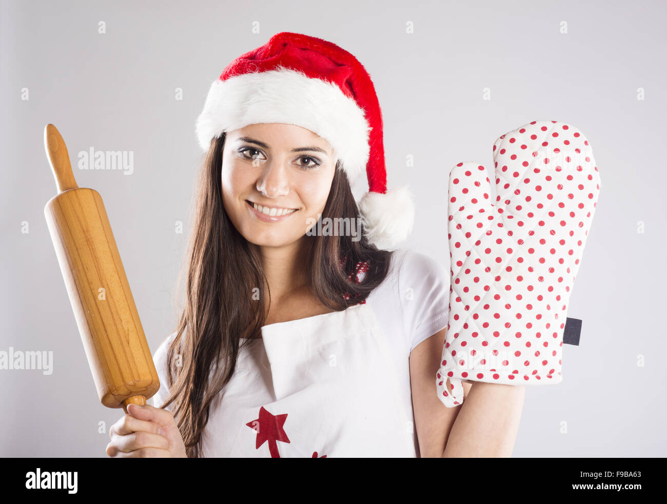 Porträt von attraktiven Frau Koch Schürze, Studio-Aufnahme mit Weihnachtsmütze Stockfoto