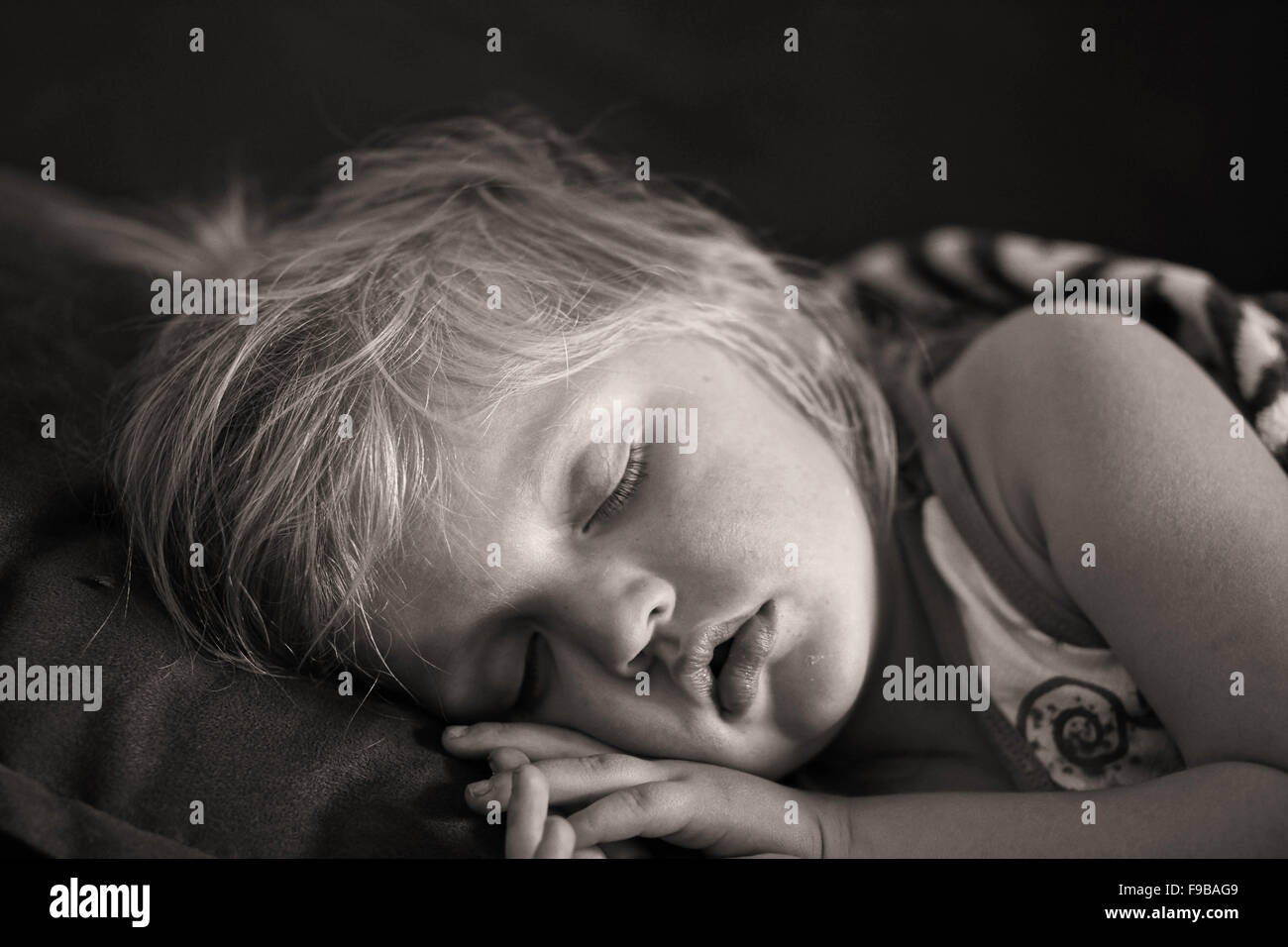 Eine ehrliche schwarze & weißen Porträt ein 4 jähriges Mädchen schlafen. Stockfoto