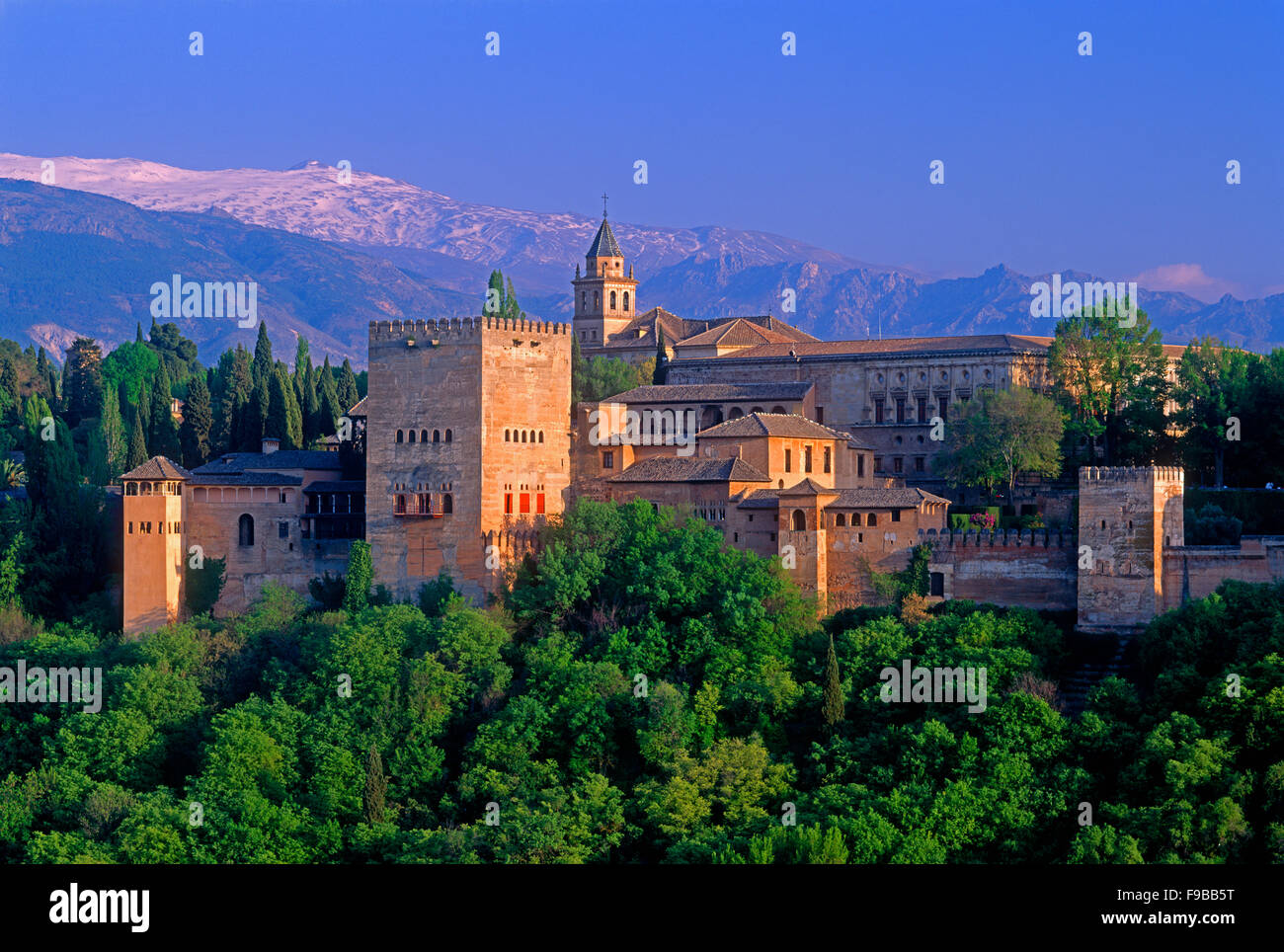 Alhambra und der Sierra Nevada, Granada, Andalusien, Spanien. Stockfoto