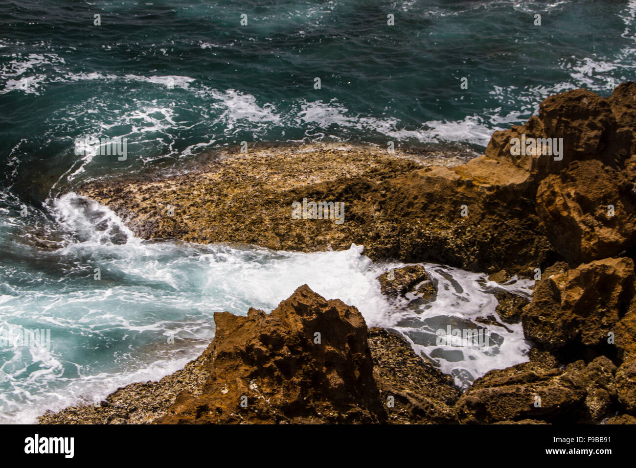 Die Wellen kämpfen über verlassene felsigen Küste des Atlantischen Ozeans, Portugal Stockfoto