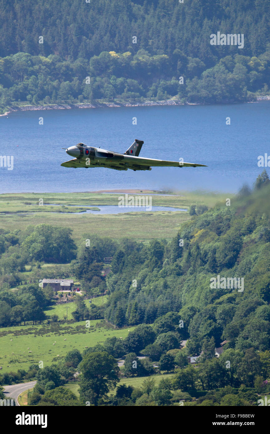 Vulcan Bomber XH558 mit Bassenthwaite Lake in der Ferne. Stockfoto