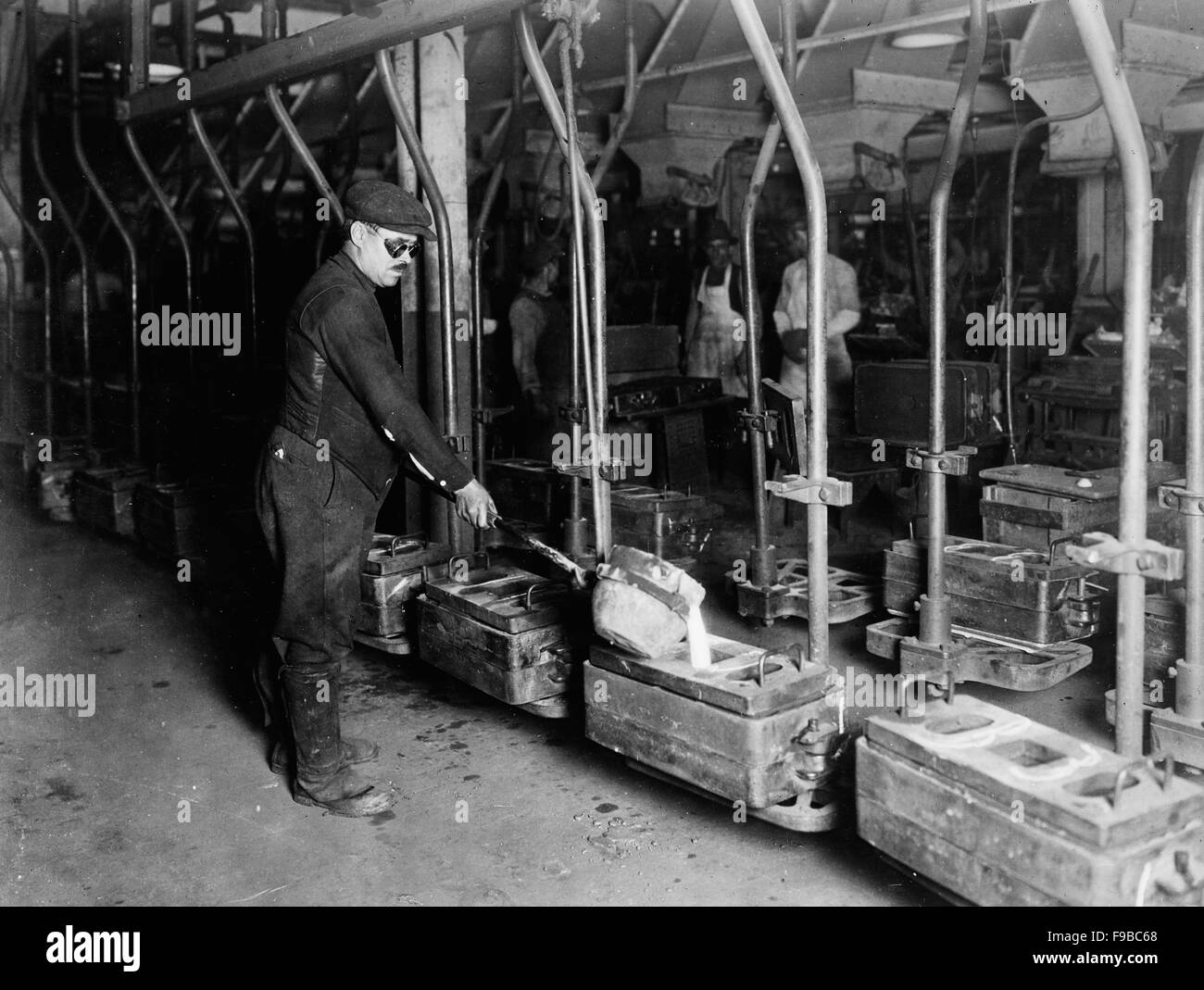Arbeiter Gießen Castings bei Automobilhersteller, Detroit, Michigan, USA, 1920 Stockfoto