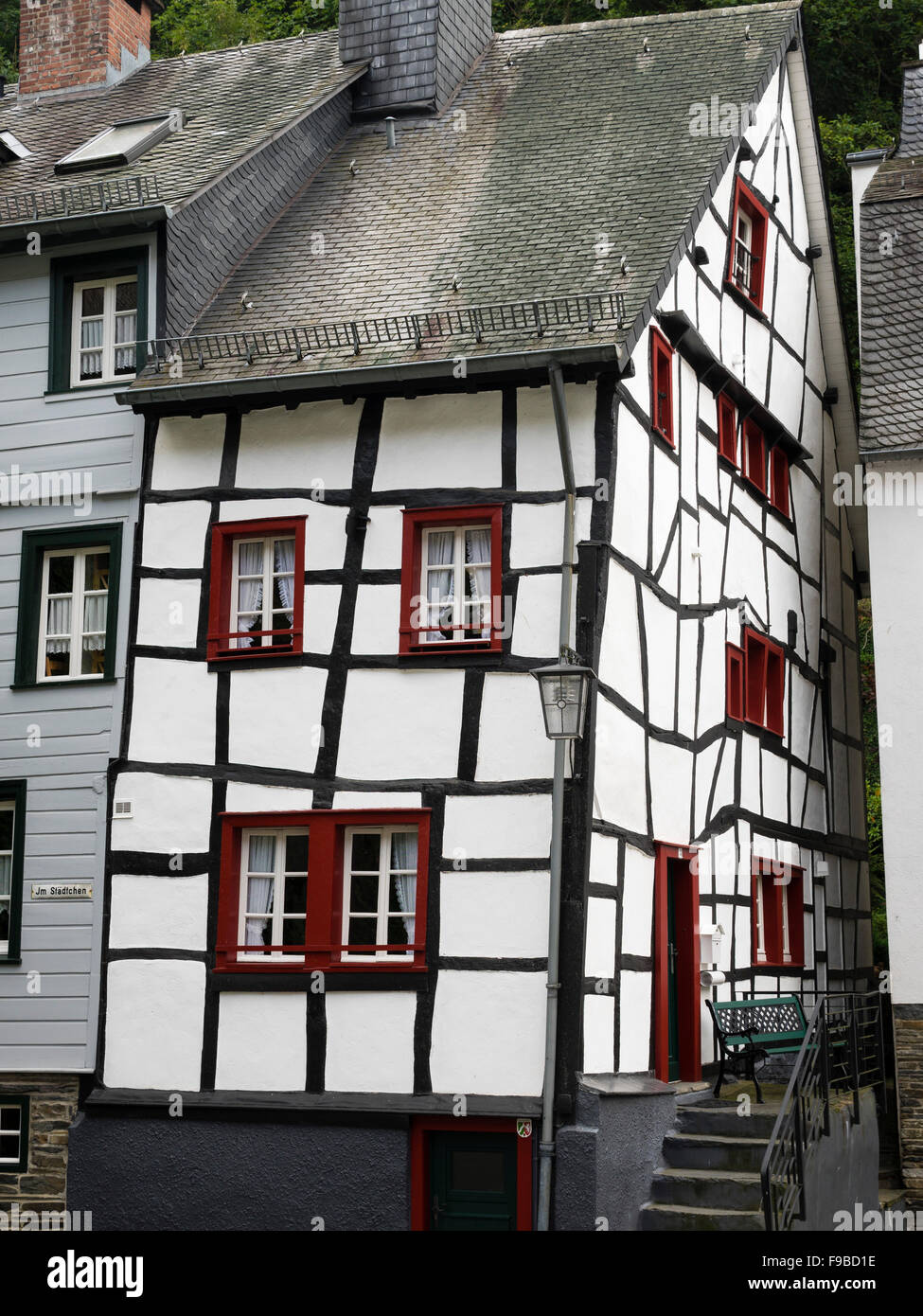Ein altes Fachwerkhaus in der Stadt Monschau / Eifel-Region / Deutschland. Stockfoto