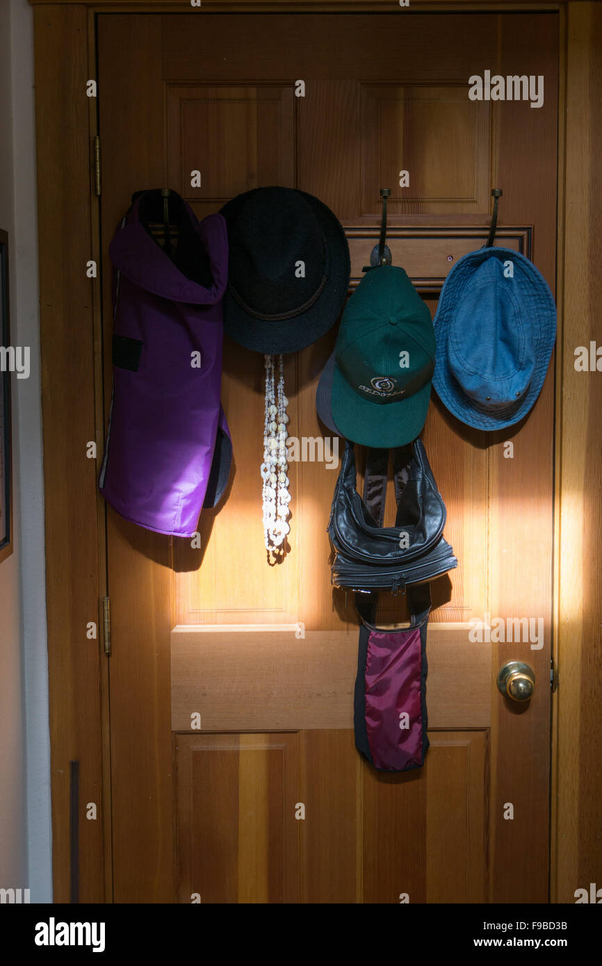 Hüte auf eine Tür mit Oberlicht Stockfoto