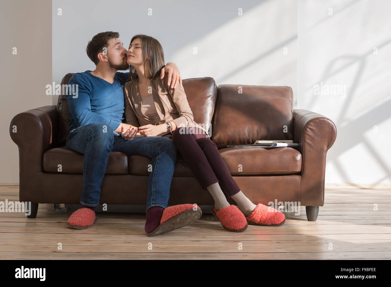 Porträt von süßes Paar auf couch Stockfoto