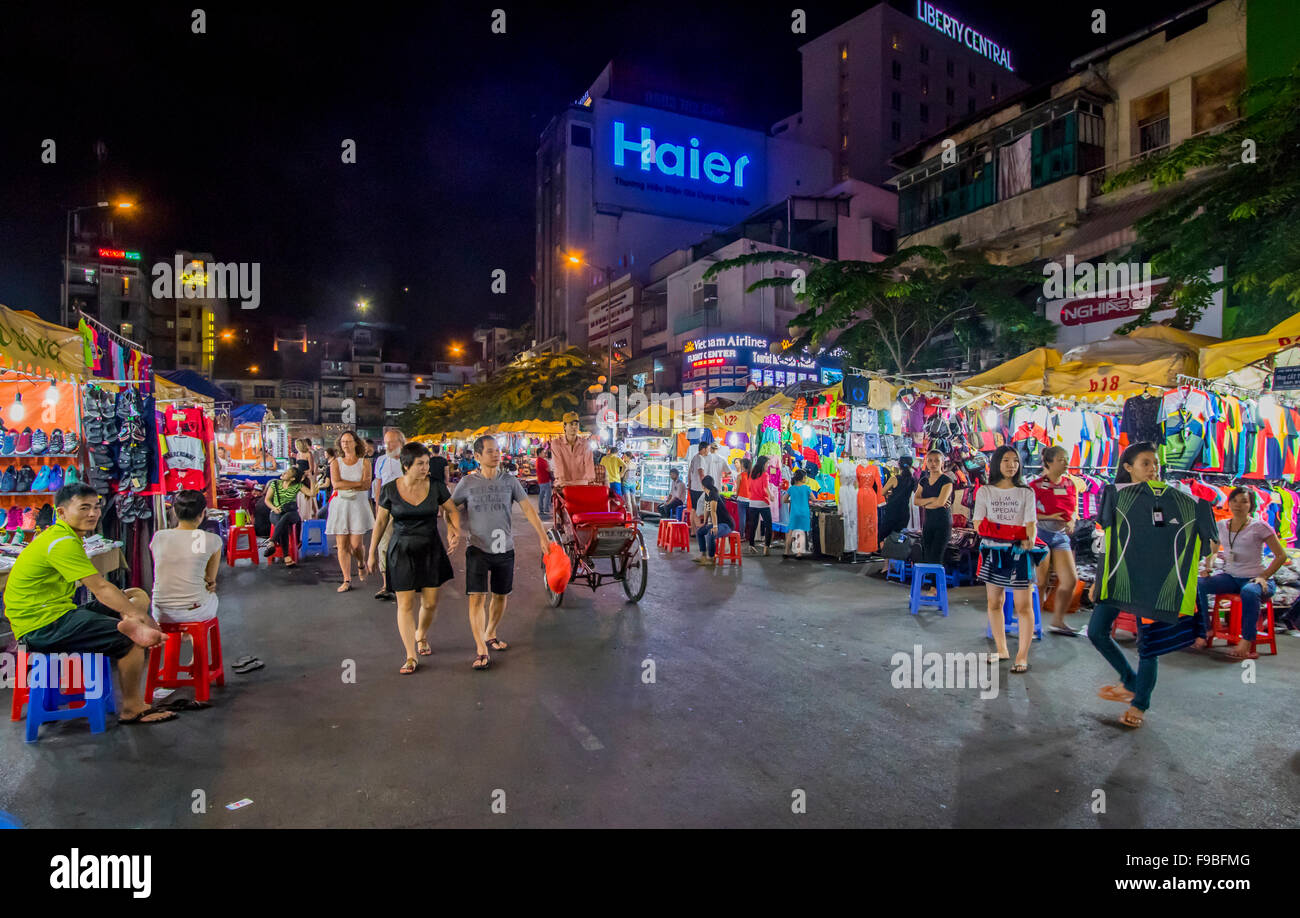 Menschen Sie, Verkauf und Kauf von waren auf Saigon Nachtmarkt in Vietnam Stockfoto