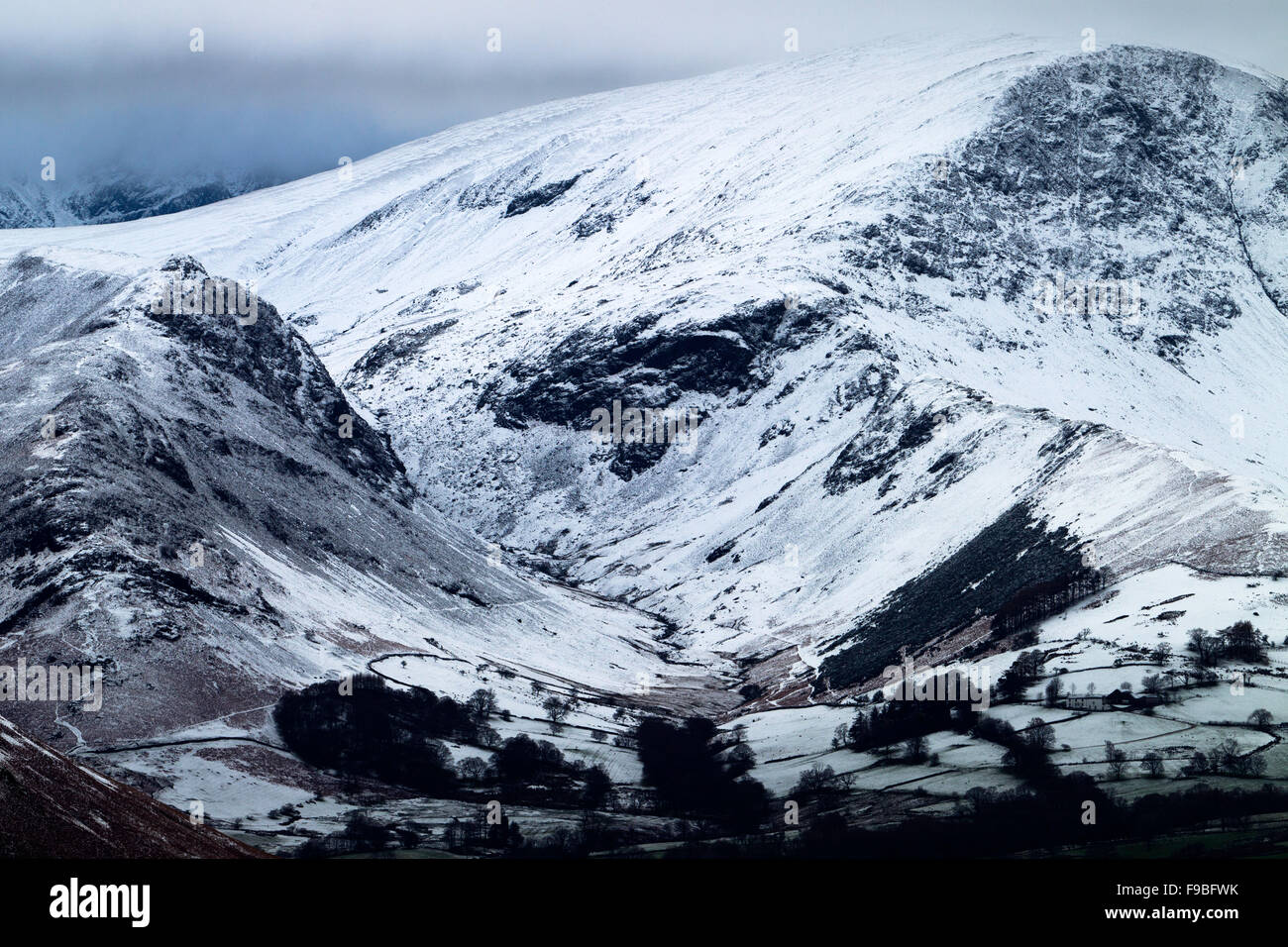 Blick in Richtung Grizedale Hecht und Coldale Beck im Winter, von Applethwaite. Stockfoto