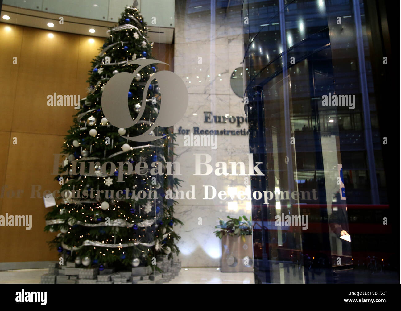 London, UK. 15. Dezember 2015. Foto aufgenommen am 15. Dezember 2015 zeigt die Lobby der Europäischen Bank für Wiederaufbau und Entwicklung (EBWE) Hauptsitz in London, Großbritannien. Die EBWE angekündigt am 14. Dezember, dass der Rat der Gouverneure der chinesischen Behörden für China ein Aktionär der Bank werden einen Antrag genehmigt hatte. © Han Yan/Xinhua/Alamy Live-Nachrichten Stockfoto