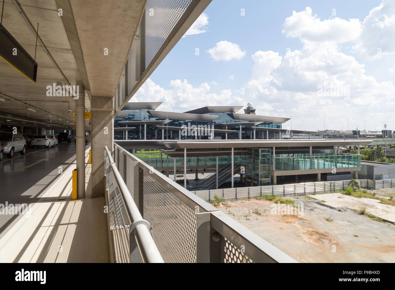 Terminal 3, von überdachten Parkplatz gesehen, internationalen Flughafen Guarulhos, Gouverneur Andre Franco Montoro, alias Flughafen Cumbica, Sao Paulo, Brasilien Stockfoto