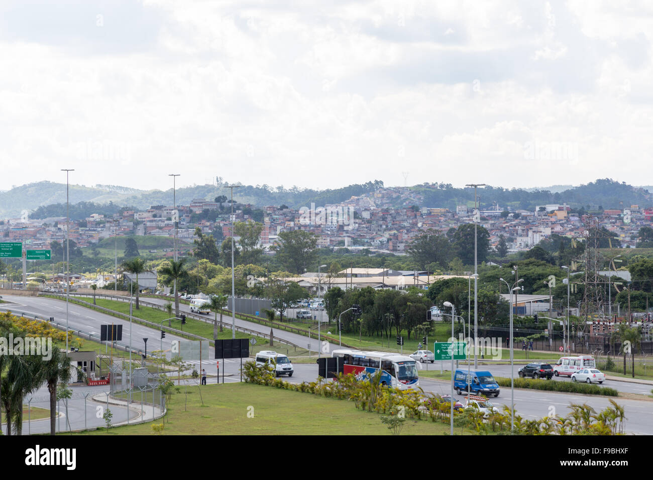 Stadtrand von Guarulhos, betrachtet von Governador André Franco Montoro International Airport, bekannt als Cumbica Stockfoto
