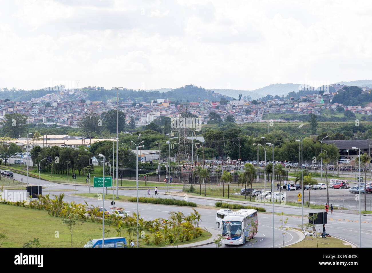 Stadtrand von Guarulhos, betrachtet von Governador André Franco Montoro International Airport, bekannt als Cumbica Stockfoto