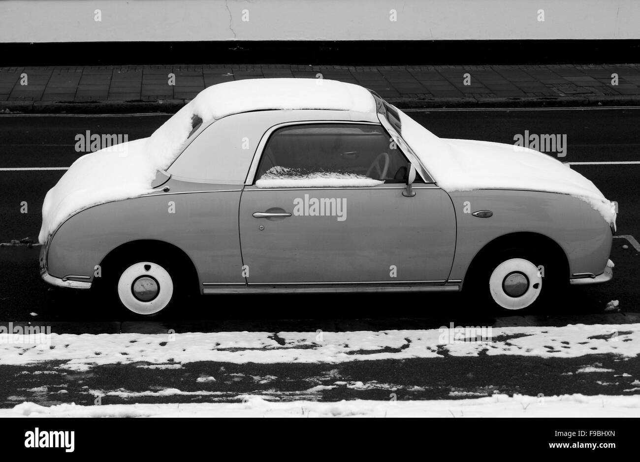 AJAXNETPHOTO. 2009. WORTHING, ENGLAND. -RETRO-AUTO - NISSAN FIGARO MIT SCHNEE BEDECKT. FOTO: JONATHAN EASTLAND/AJAX REF: G190502 471 Stockfoto