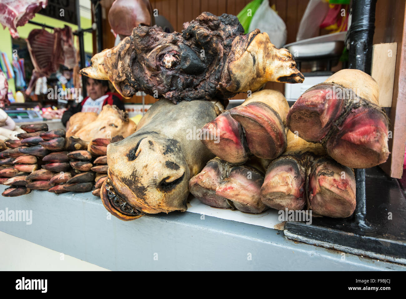 Tierköpfe und Hufe zum Verkauf an peruanischen Fleischmarkt stall in Cajabamba, Peru Stockfoto
