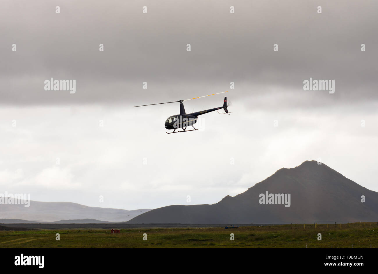 MORDALUR, Island - 31. August 2015: Hubschrauber für medizinische Hilfe bei Remotefarm Mordalur, Island Stockfoto