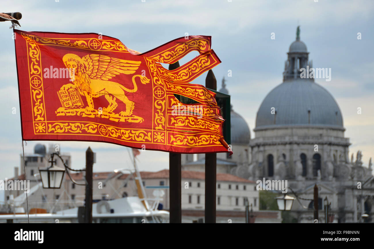 Alte Flagge der Serenissima Republik von Venedig mit Salute Basilika im Hintergrund Stockfoto