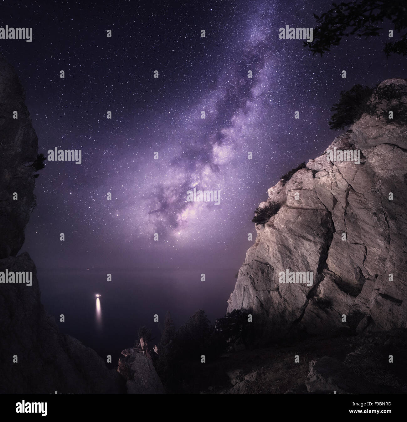 Milky Way. Schöne Nachtlandschaft mit Felsen, Meer und Sternenhimmel. Natur-Hintergrund Stockfoto