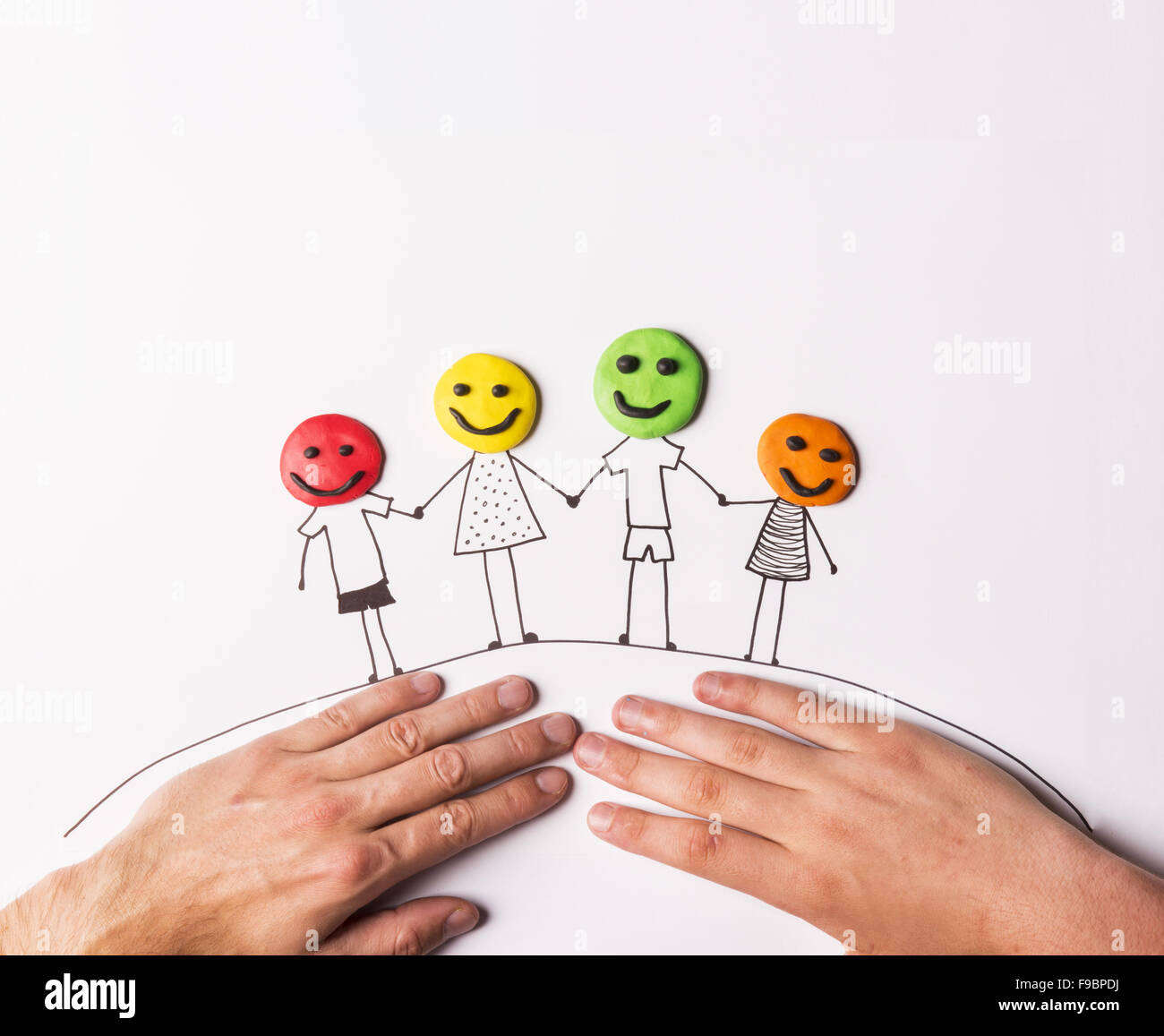 Glückliche Familien-Konzept mit Köpfen aus Salzteig Stockfoto