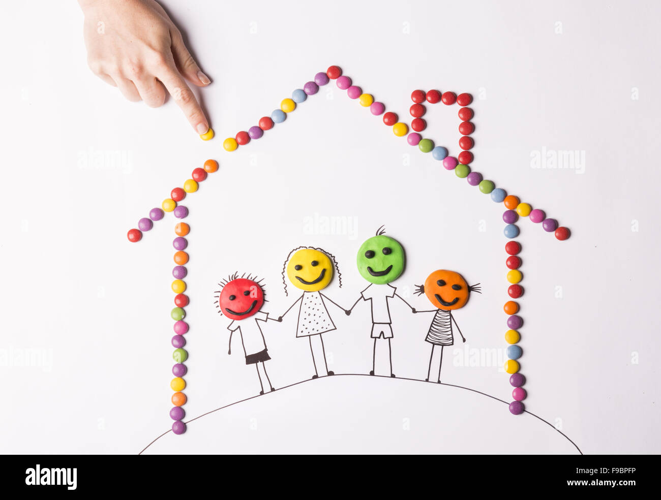 Glückliche Familien-Konzept mit Köpfen aus Salzteig Stockfoto