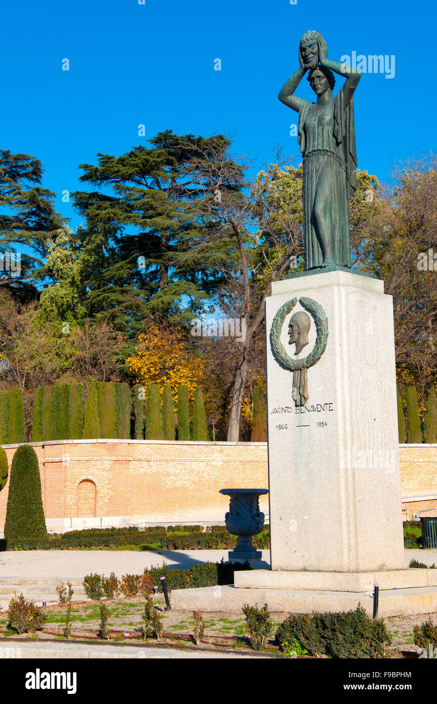 Monumento ein Jacinto Benavente, Parque Retiro, Madrid, Spanien Stockfoto