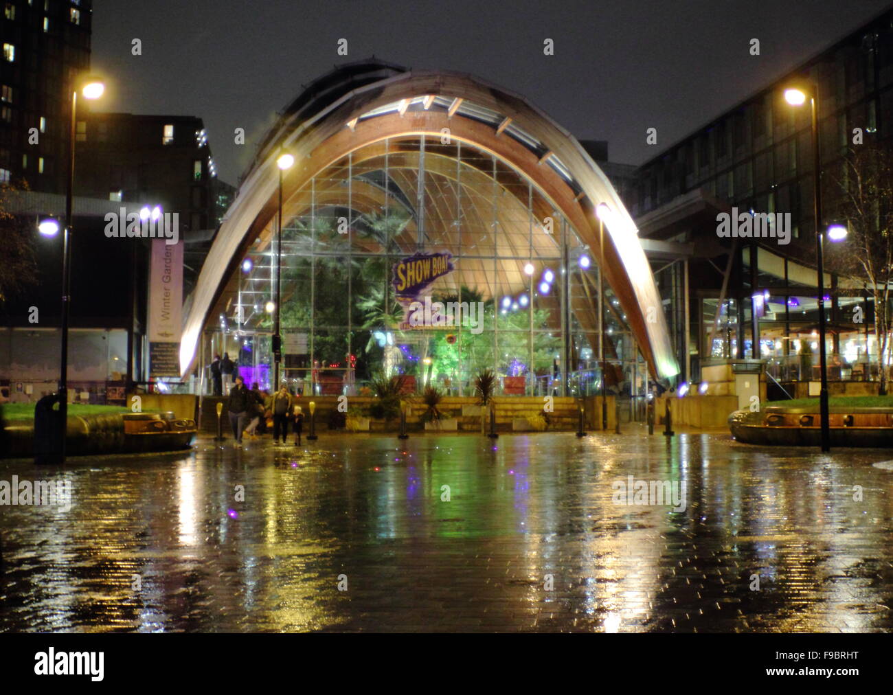 Der Wintergarten an der Surrey Street im Stadtzentrum von Sheffield, South Yorkshire England UK - regnerischen Nacht im Winter Stockfoto