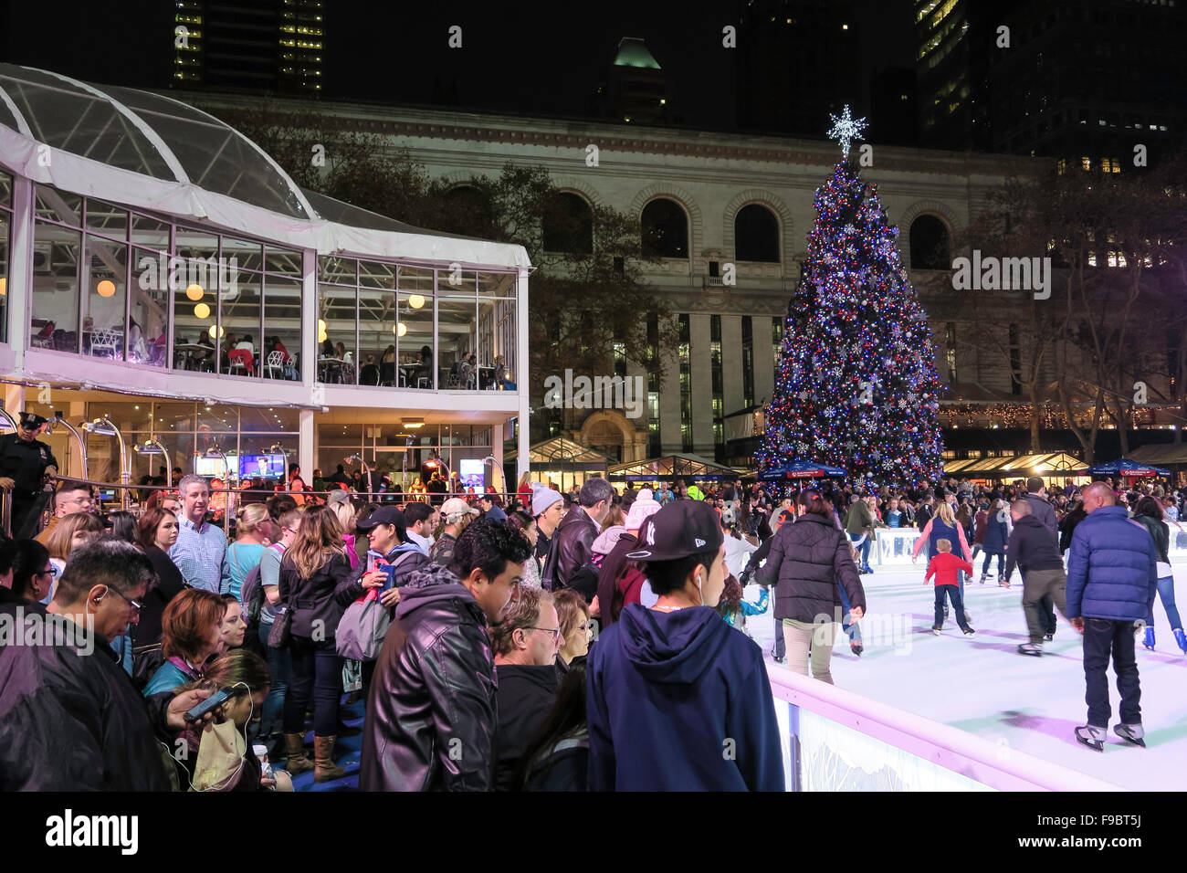 Eisbahn bei der Bank of America Winterdorf, Bryant Park, New York Stockfoto