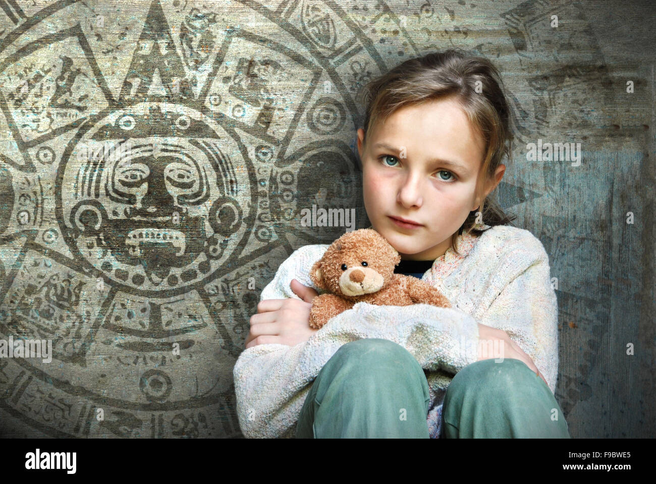 Verängstigtes Kind mit Maya-Kalender auf ihrem Hintergrund. Stockfoto
