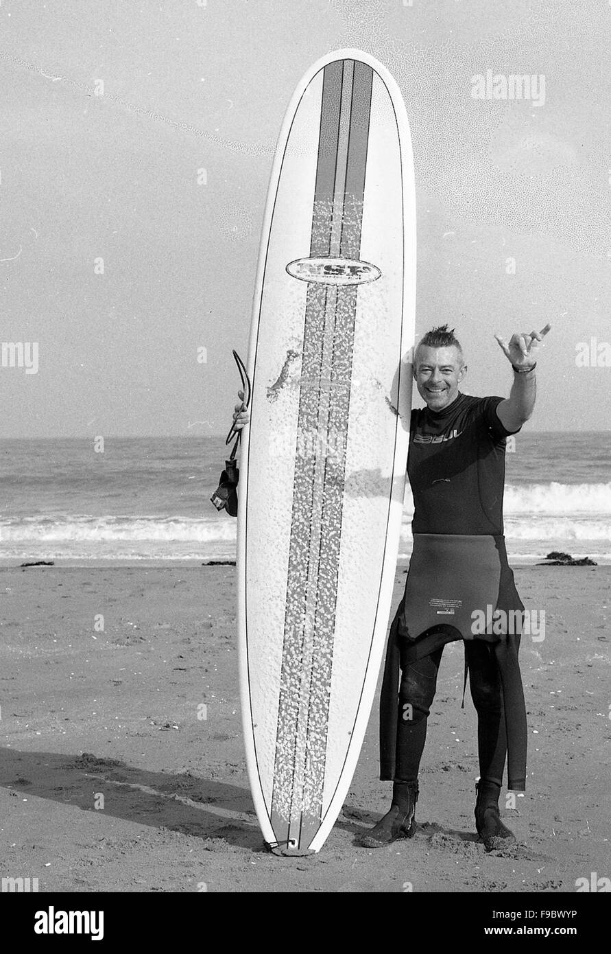 2015 .surfing .broadstairs. Neoprenanzug, lange Brett, grün, Meer, Ostlage, Ebbe, heiße Quellen, Mann, leiden, Surfen, Wellen, Wasser Stockfoto