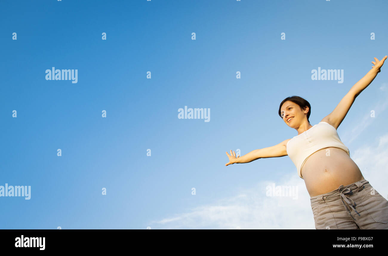 Porträt von schwangeren Frauen mit einem blauen Himmel Stockfoto