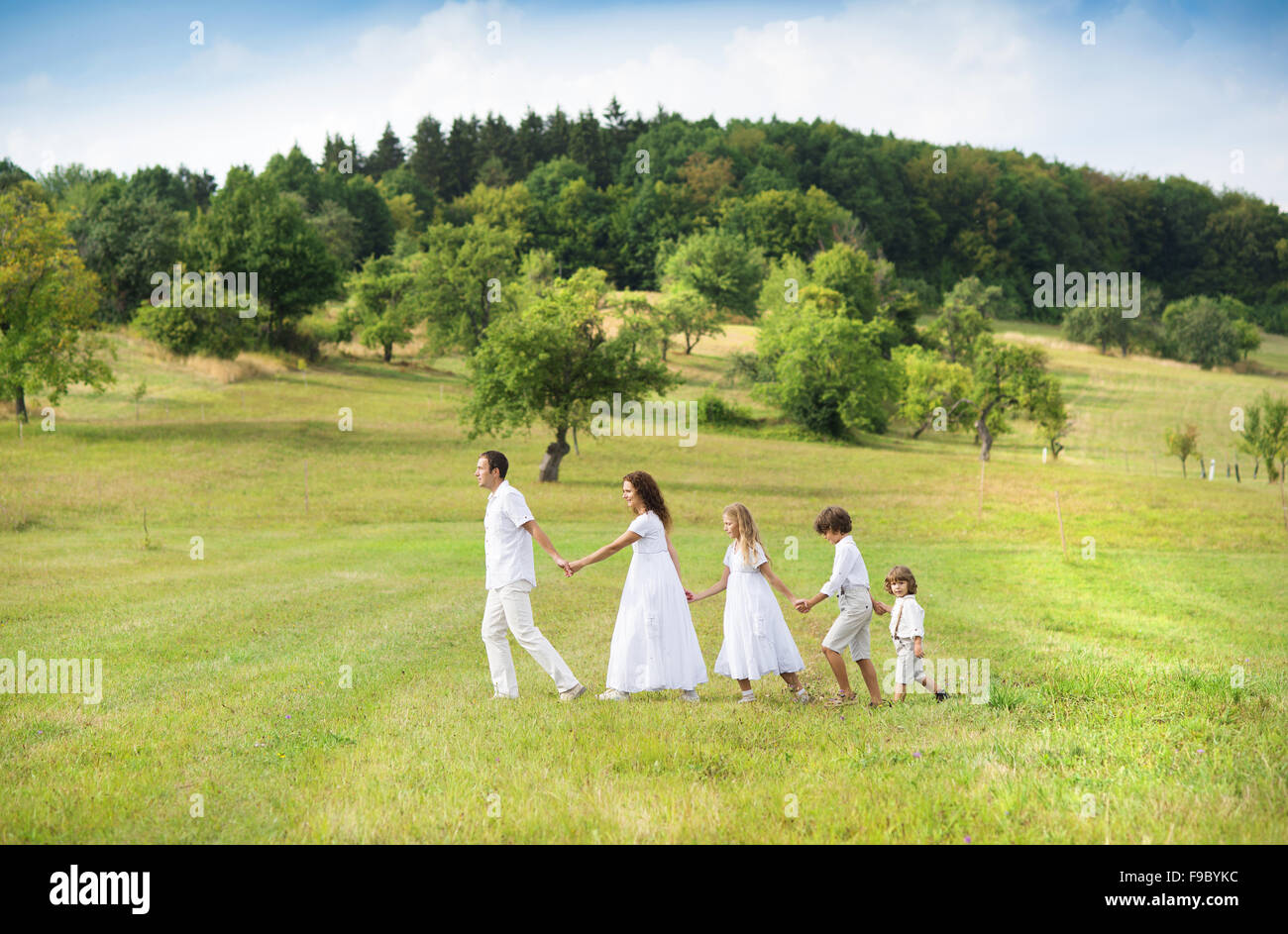 Große Familie ist entspannend zusammen in der grünen Natur Stockfoto