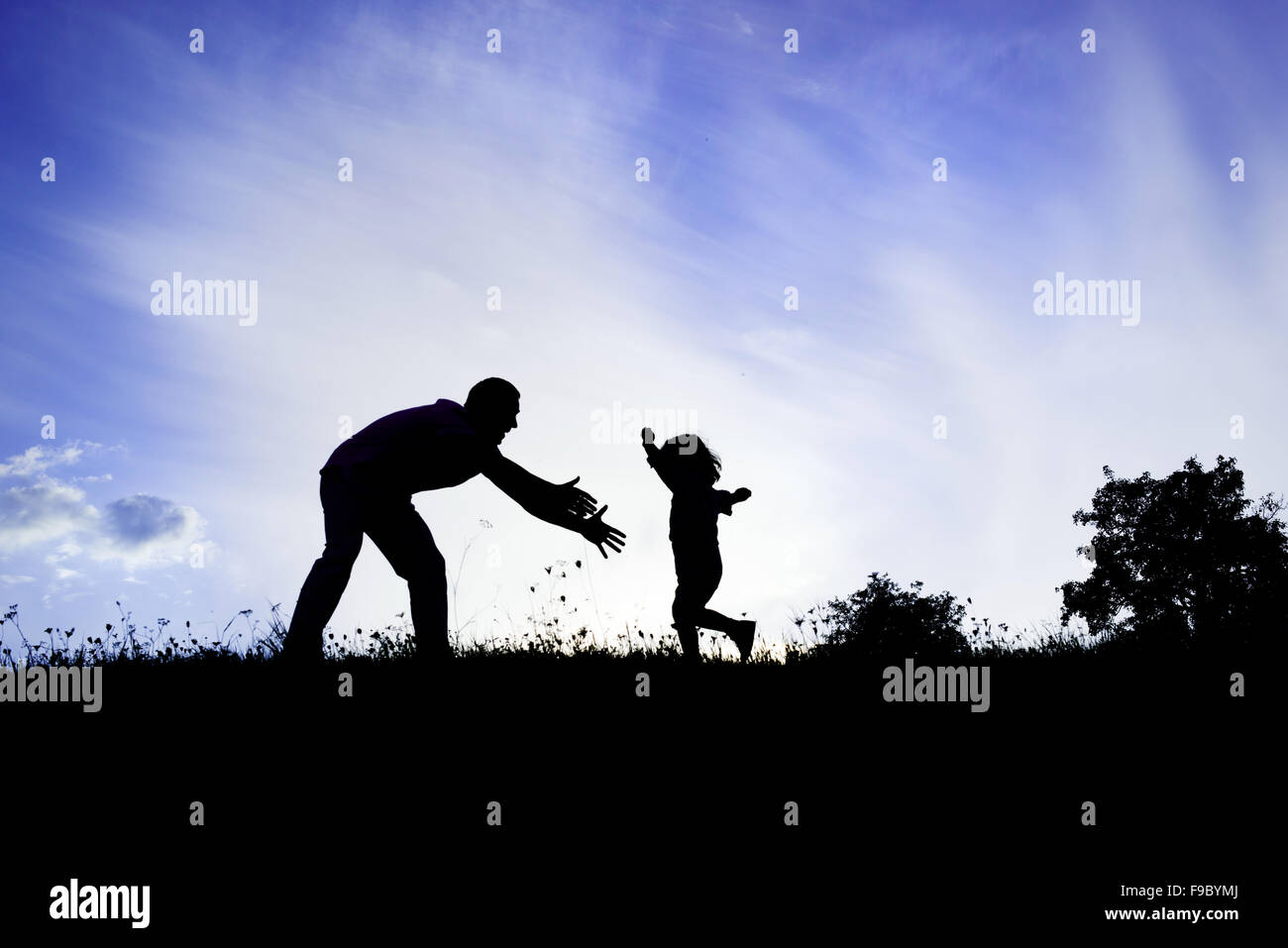 Silhouette der glückliche Vater mit seinem Sohn Spaß haben Stockfoto