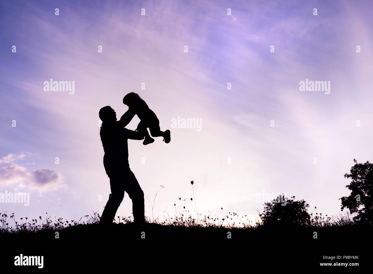 Silhouette der glückliche Vater mit seinem Sohn Spaß haben Stockfoto