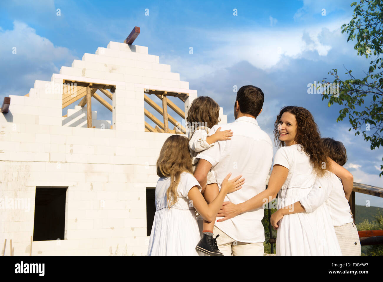 Glücklich und große Familie baut ein neues Haus für das Leben Stockfoto