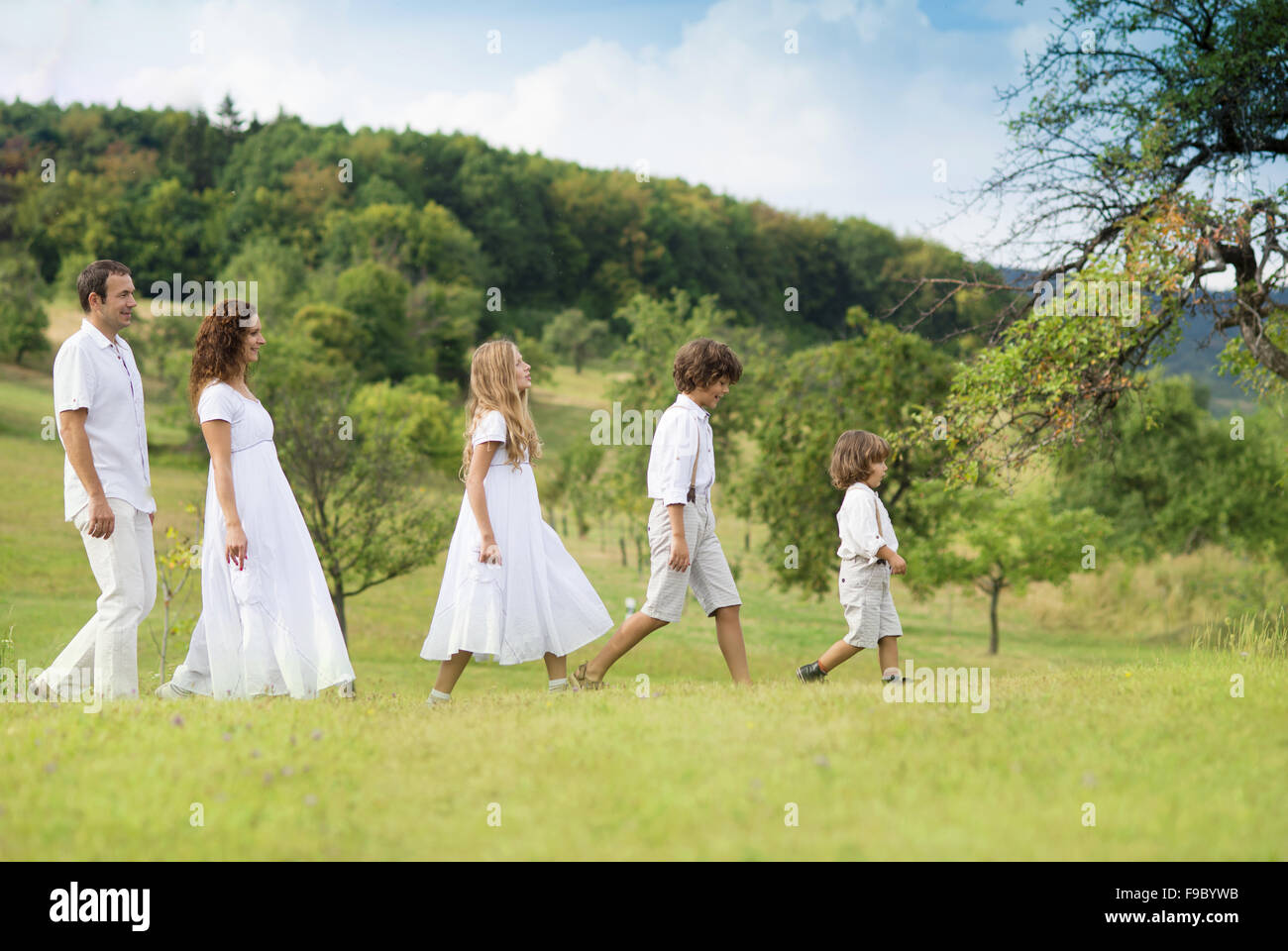 Große Familie ist entspannend zusammen in der grünen Natur Stockfoto